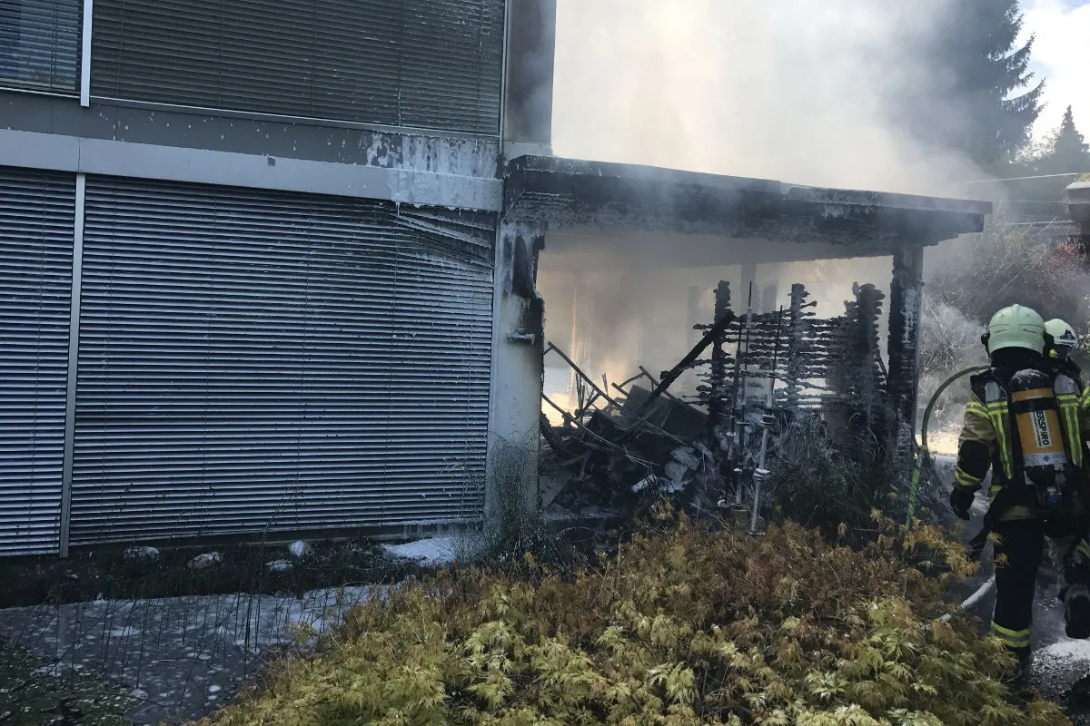Allschwil BL - Autounterstand und Geräteschuppen in Vollbrand