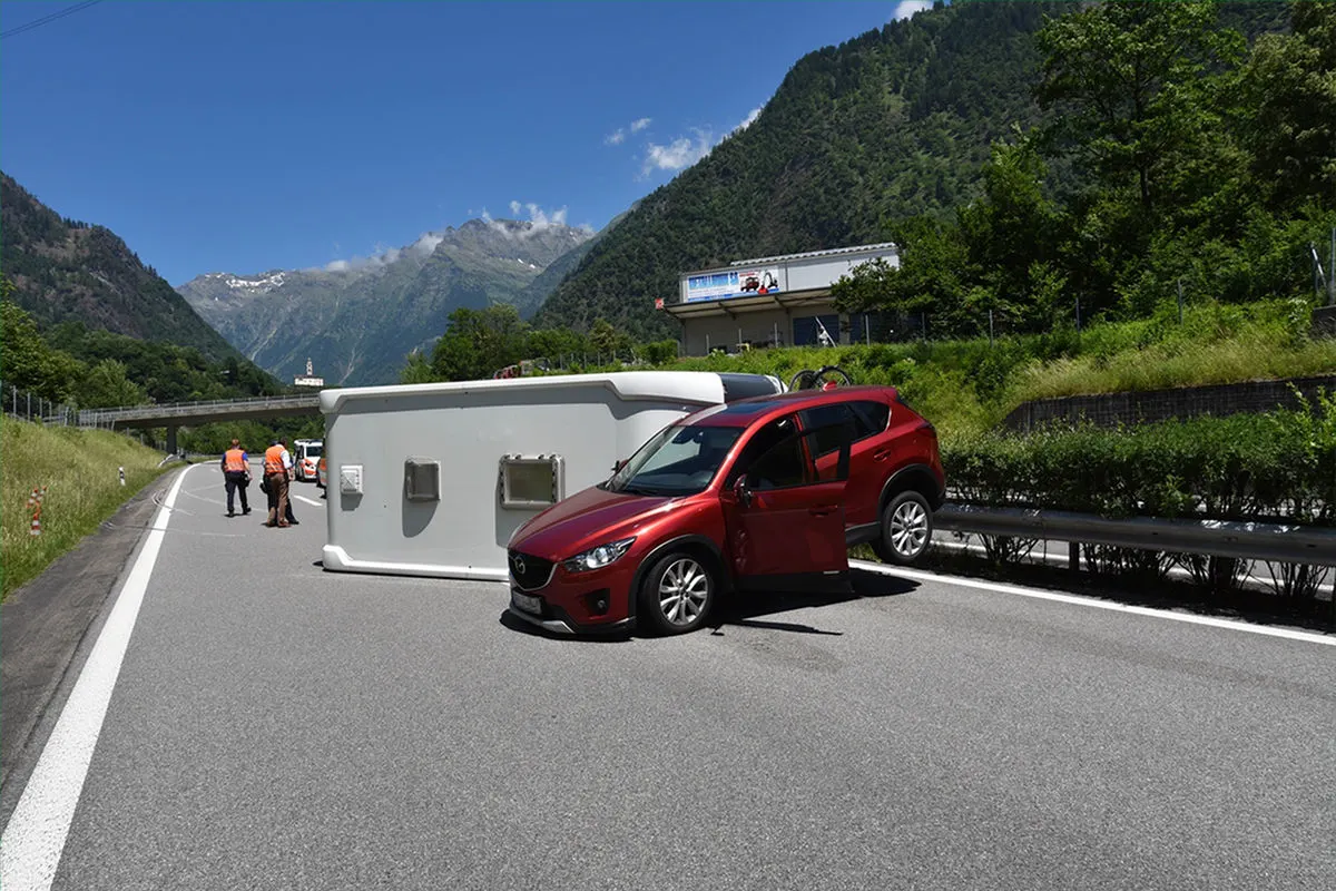 Soazza GR - Gekippter Wohnwagen wegen Überholmanöver