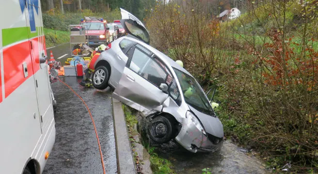 Gelterkinden: Autofahrt endet im Bach