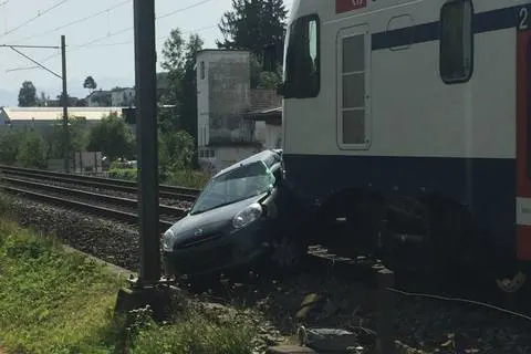 Wetzikon ZH - Zug erfasst Auto auf Bahnübergang - Zeugenaufruf