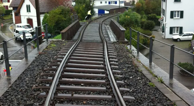Hinwil: Lastwagen beschädigt Eisenbahnbrücke