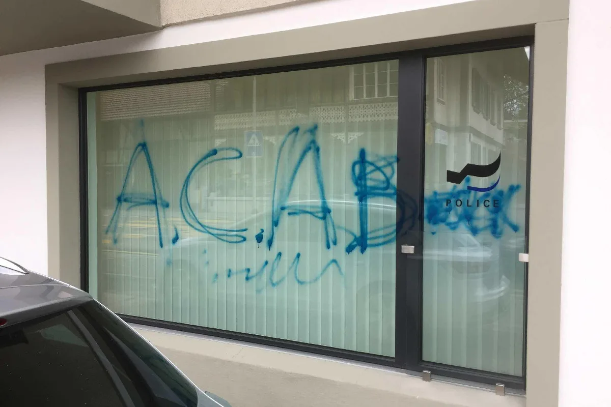 Flamatt FR - Neues Polizeigebäude versprayt - Zeugenaufruf