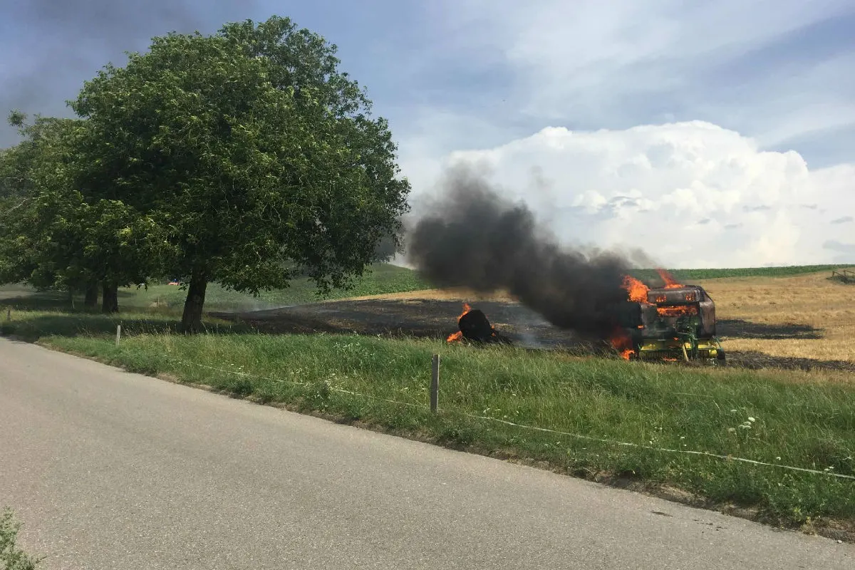 Murten/Blessens FR - Drei Strohballenpressen in Brand geraten