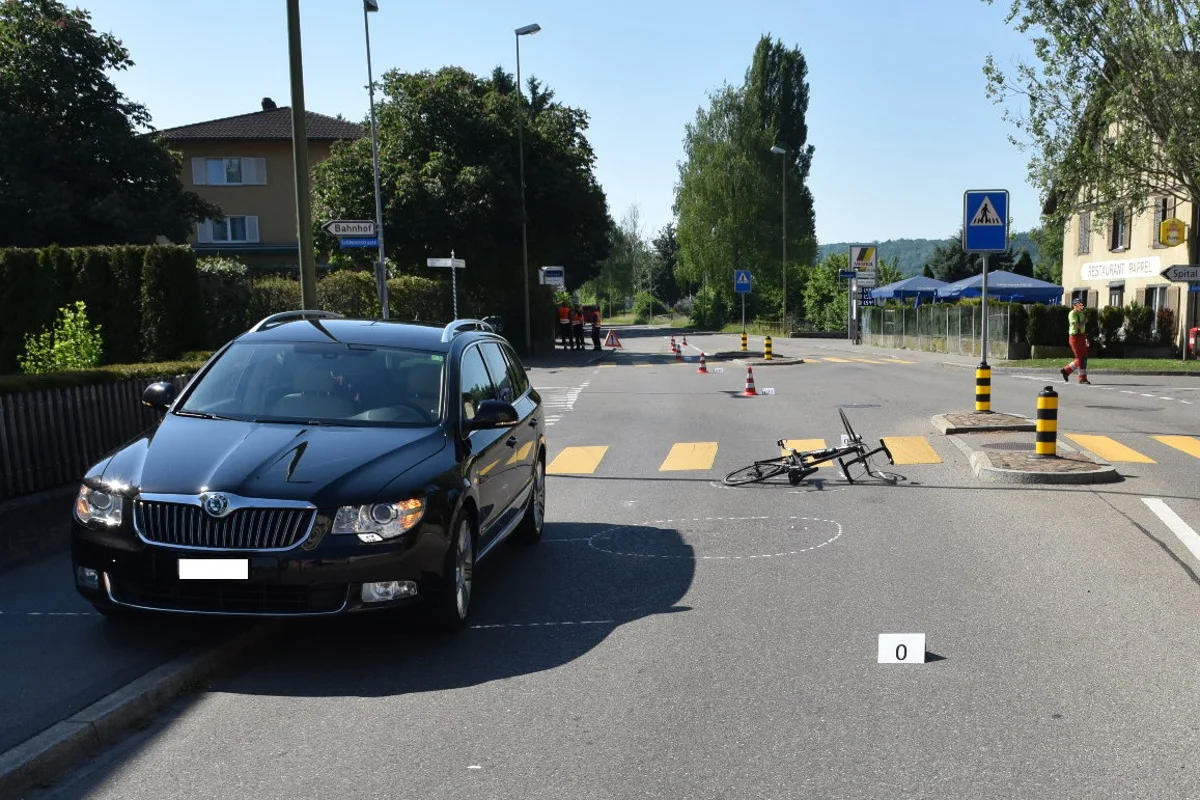 Urdorf ZH - Velofahrer bei Unfall schwer verletzt - Zeugenaufruf