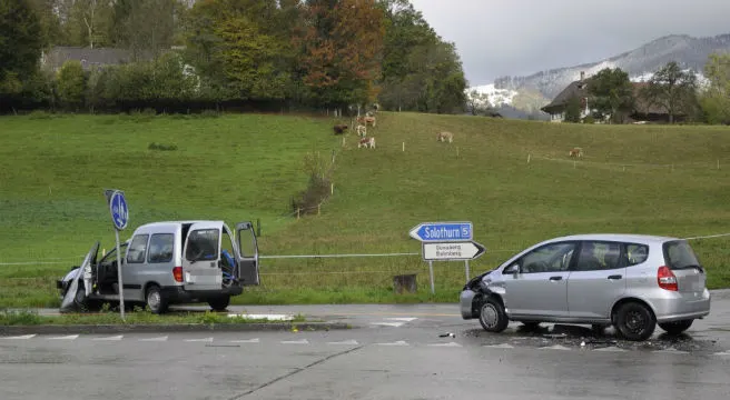 Kollision zwischen zwei Fahrzeugen in Flumenthal