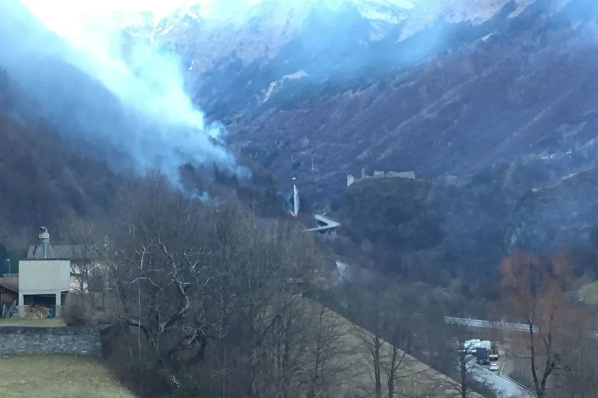 Misox/Calancatal GR - Waldbrände unter Kontrolle