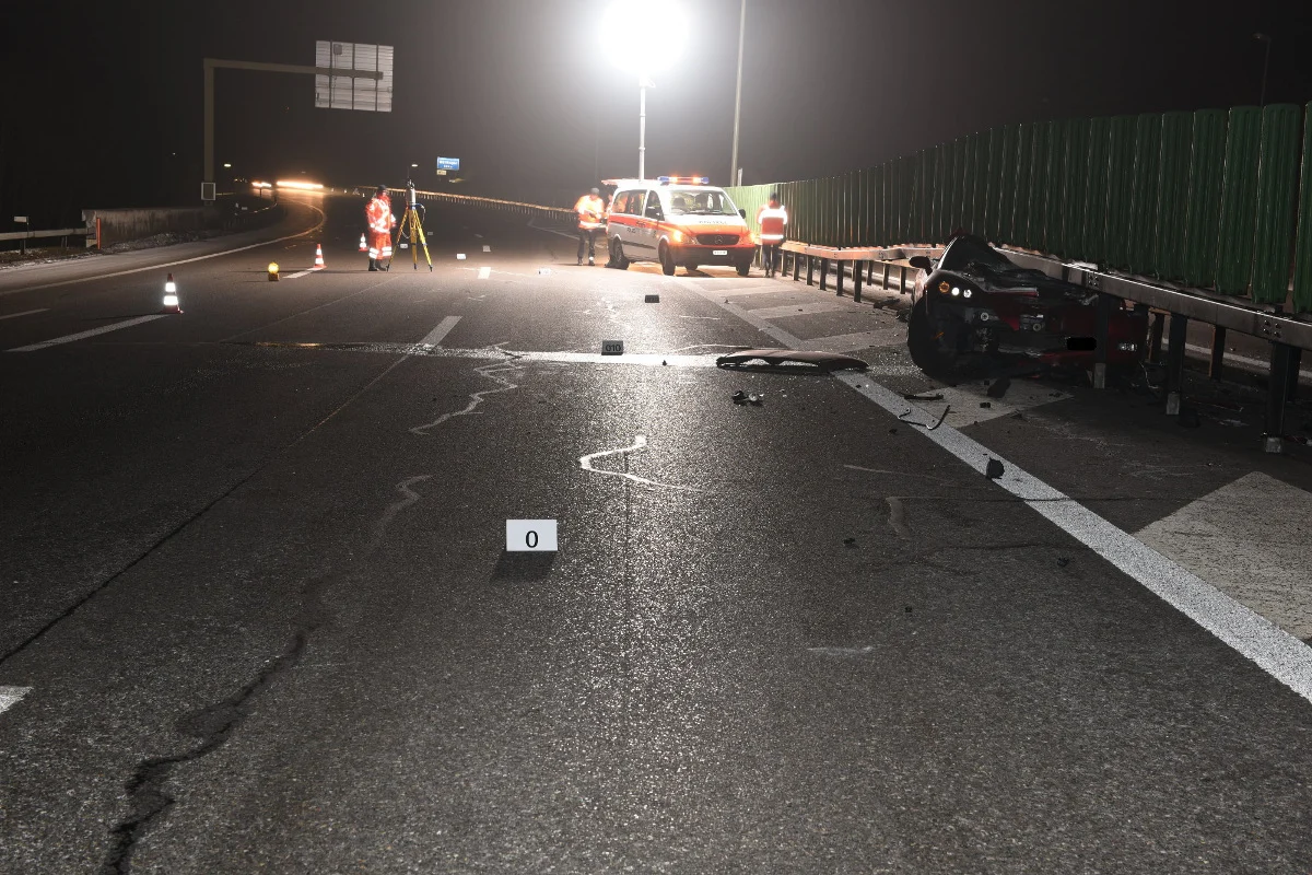 Seuzach ZH - Auto nach schlimmem Selbstunfall unter Leitplanke eingeklemmt - Zeugenaufruf