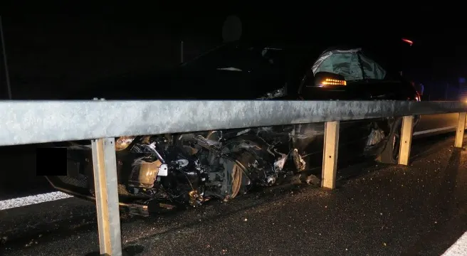 Füllinsdorf/A22: An Mittelleitplanke geraten und Auto stark beschädigt