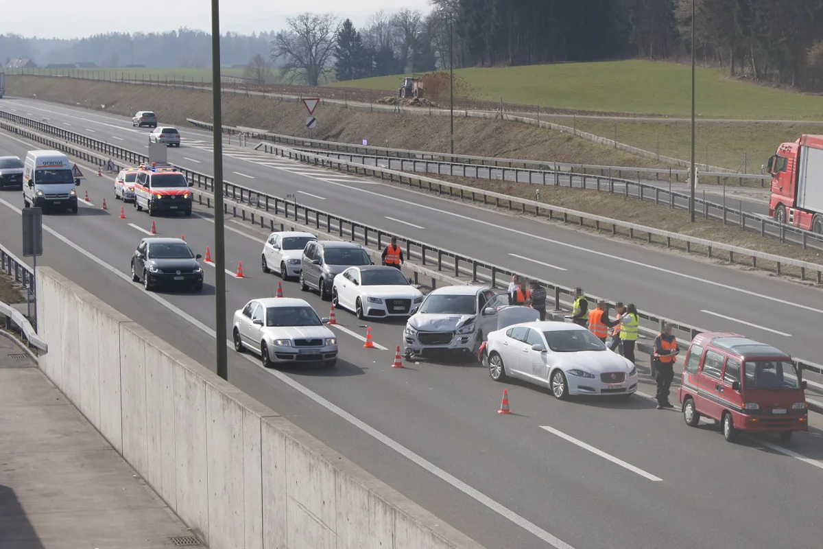 Stau zu spät gesehen - fünf Autos in Obfelden beschädigt