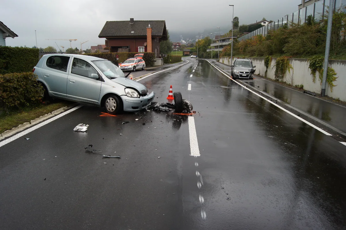 Oberägeri ZG - Heftiger Crash im Morgengrauen fordert zwei Verletzte