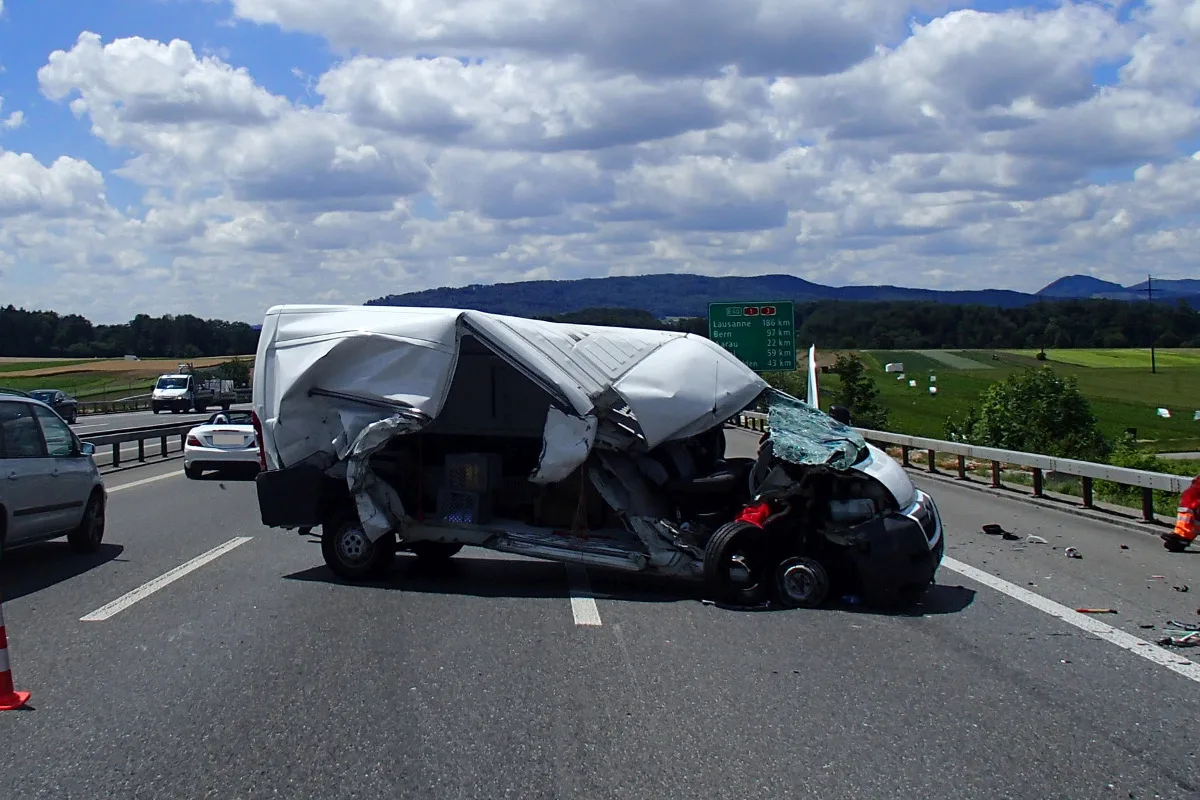 Birmenstorf: Lieferwagen kollidiert auf der A1 mit Lastwagen