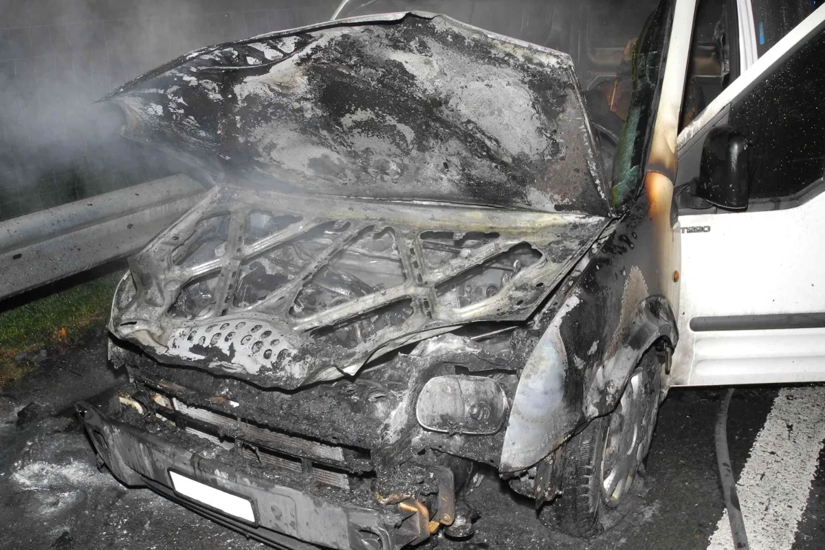 Fahrzeugbrand auf der A4 bei Arth