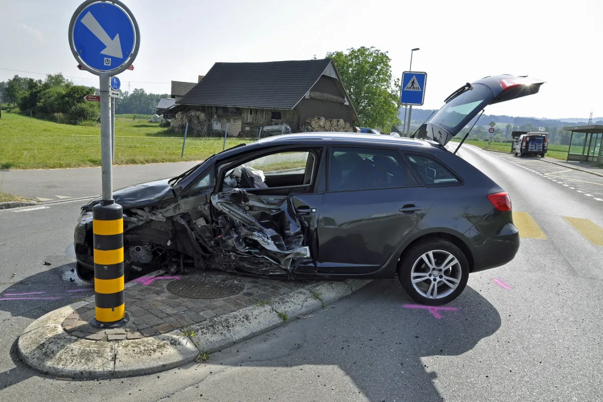 Heftiger Frontalcrash in Hünenberg fordert Verletzte
