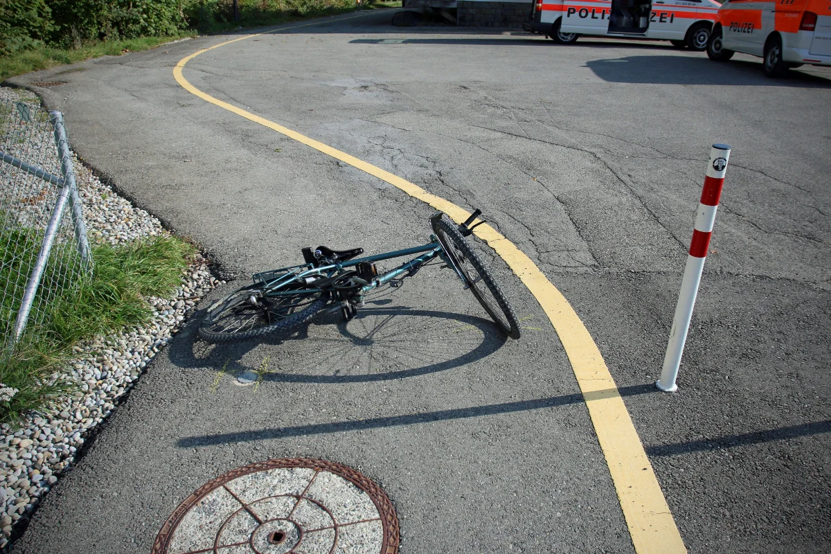 St. Gallen SG - Velofahrer (65) kollidiert mit Metallpfosten