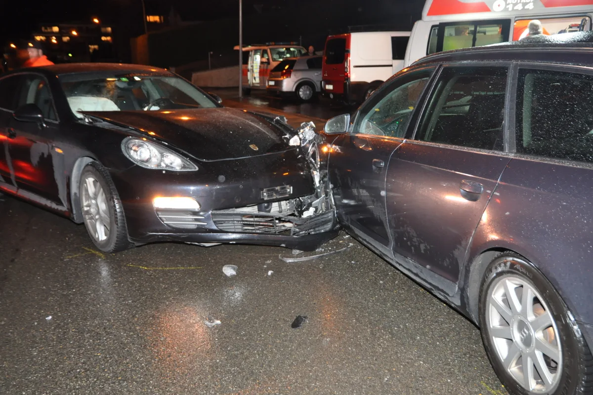 Triesen FL - Alkoholunfall: Crash zwischen Porsche und Audi
