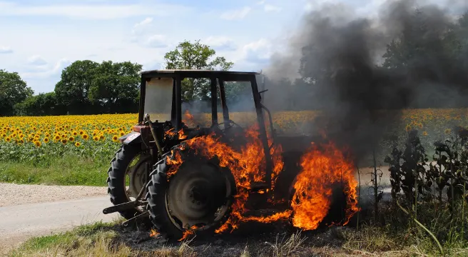 Traktor fängt in Neunkirch Feuer
