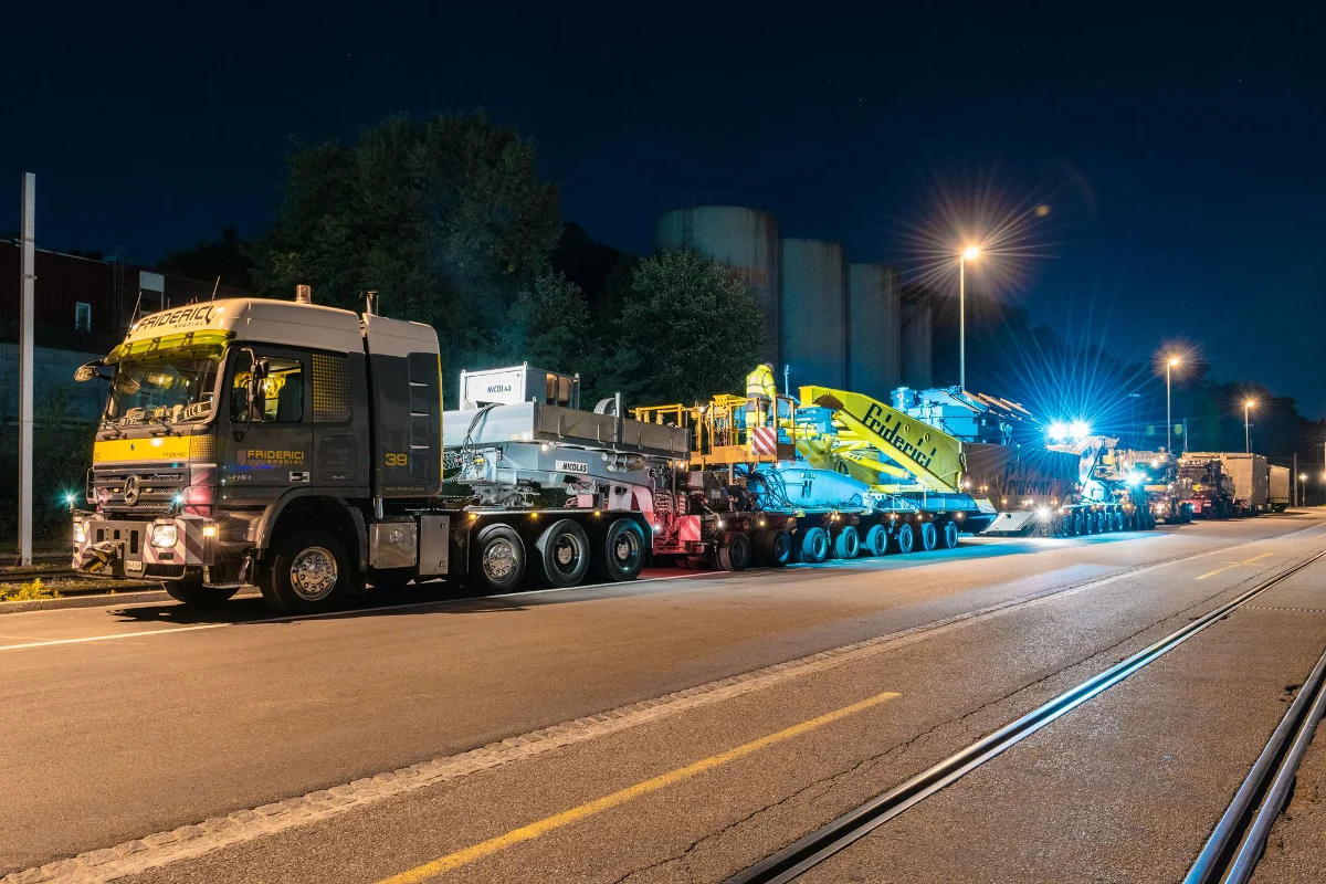 Spektakulärer nächtlicher Schwertransport in Muttenz