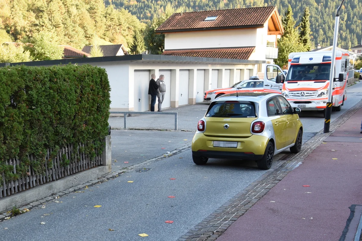 Domat/Ems GR - Kind rennt in Auto