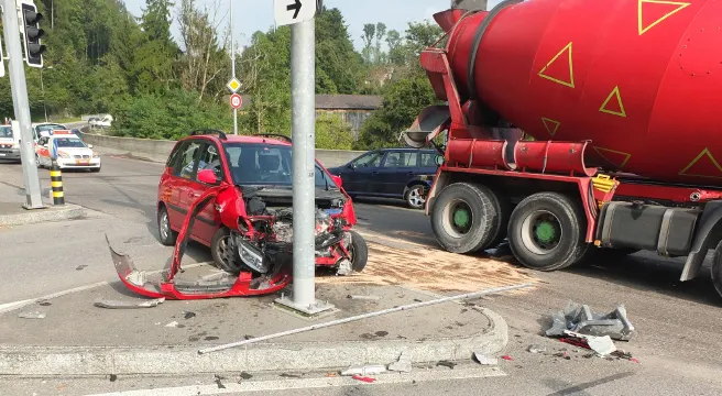 Neuhaus: Lastwagen kollidiert auf Verzweigung mit Autos