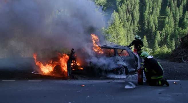 Susch: Auto brennt am Flüelapass vollständig aus 