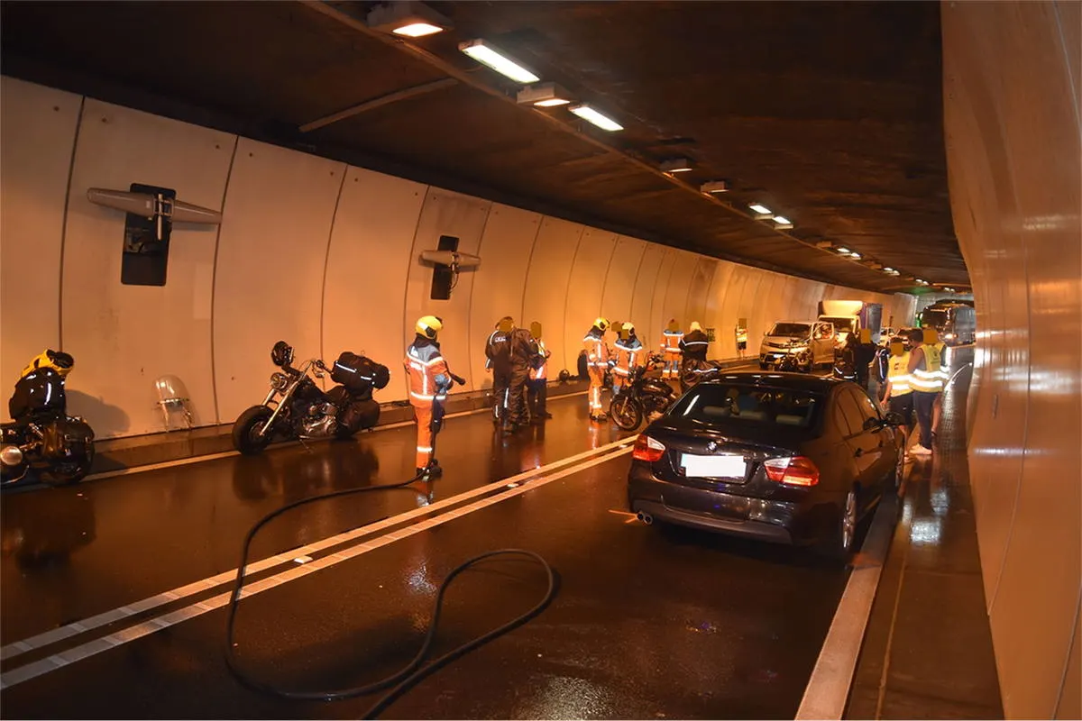 Hinterrhein GR - Frontalkollision nach Motorradsturz im Tunnel