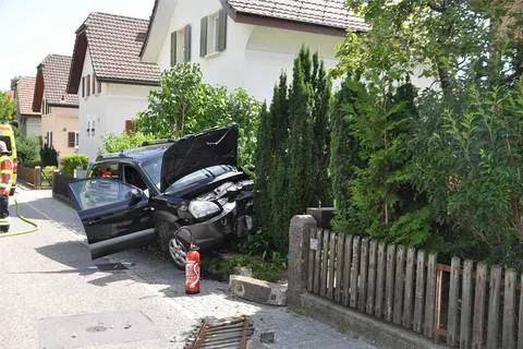 Trimbach SO - Autolenker kollidiert mit Gartenmauer, Strasse gesperrt