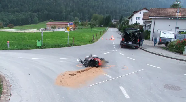 Igis: Rollerfahrer verletzt sich bei Unfall mit Auto