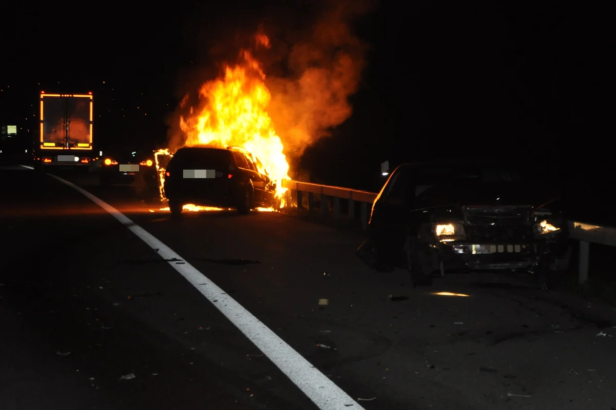 Niederbipp BE - Auto geht nach Crash in Flammen auf
