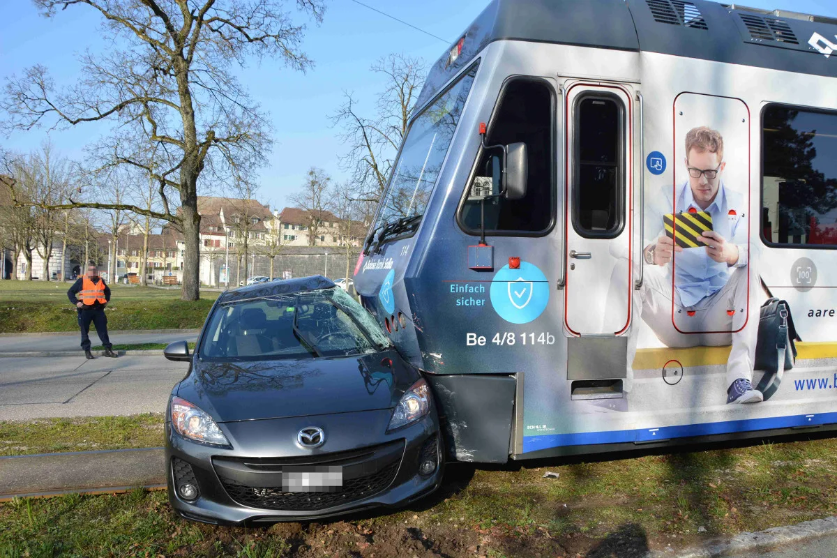 Solothurn SO - Rotlicht "übersehen": Kollision mit der Aare Seeland Mobil-Bahn