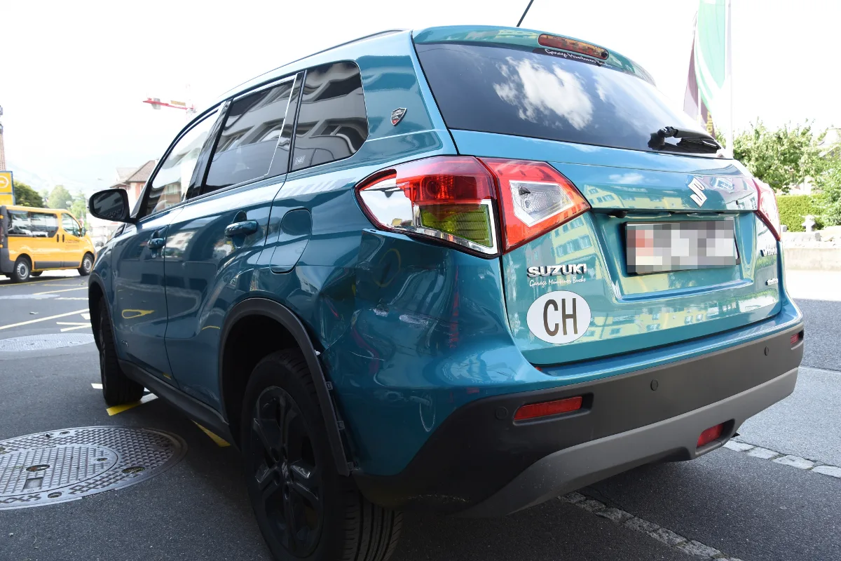 Buchs SG - Lastwagen und Auto stossen frontal zusammen