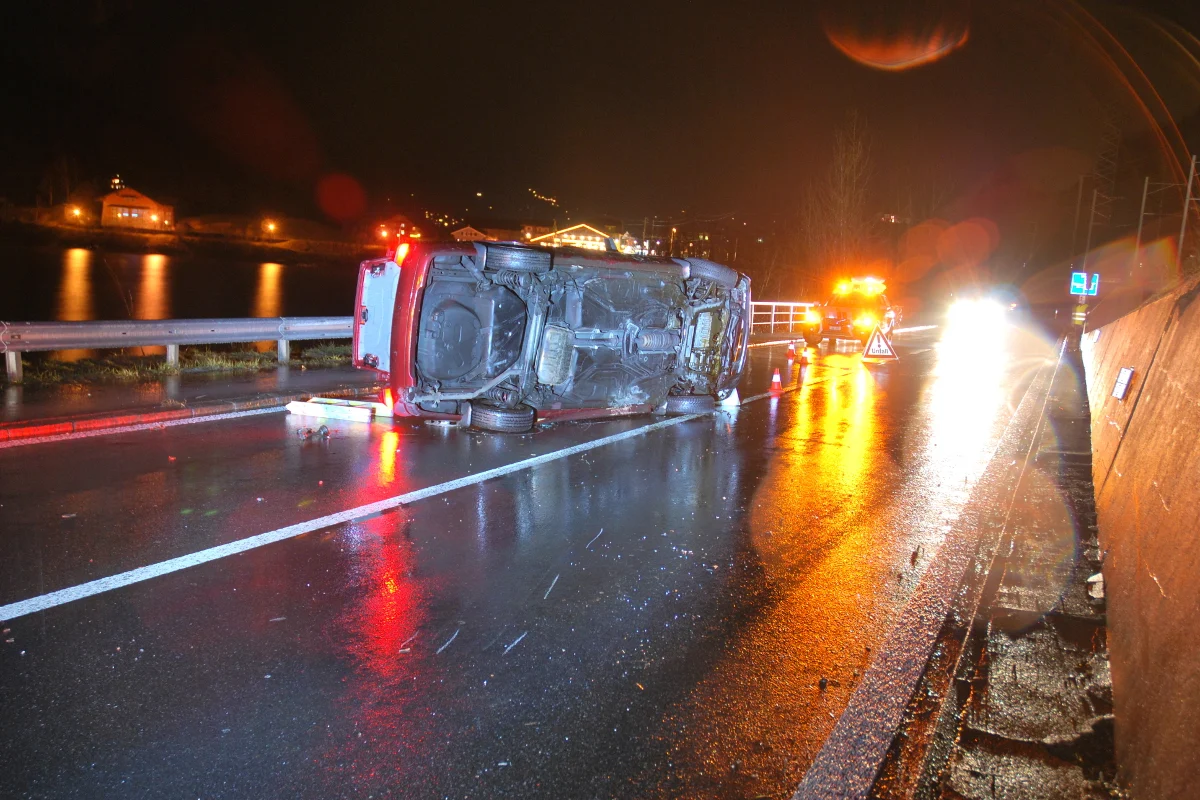 Auto in Lungern zur Seite gekippt