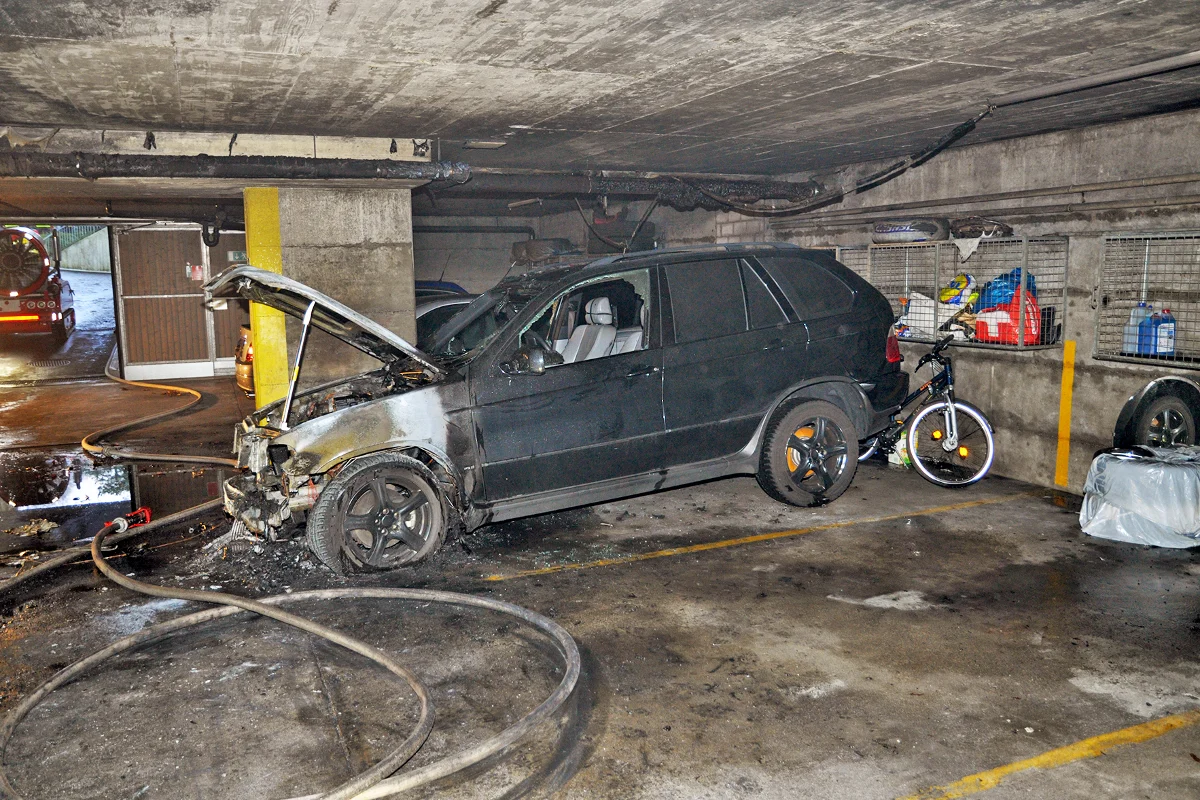 Auto geht in Schaffhauser Einstellhalle in Flammen auf