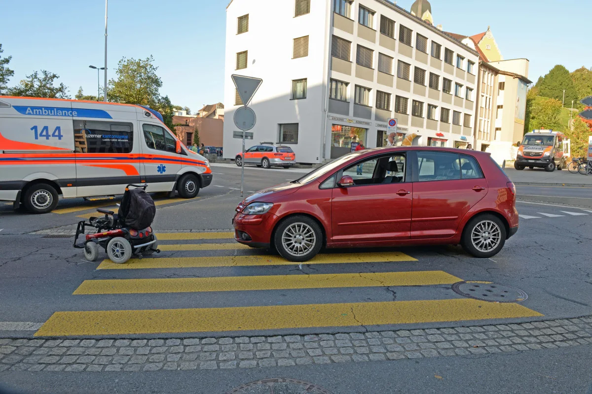 Emmenbrücke LU - Rollstuhlfahrer auf Fussgängerstreifen erfasst