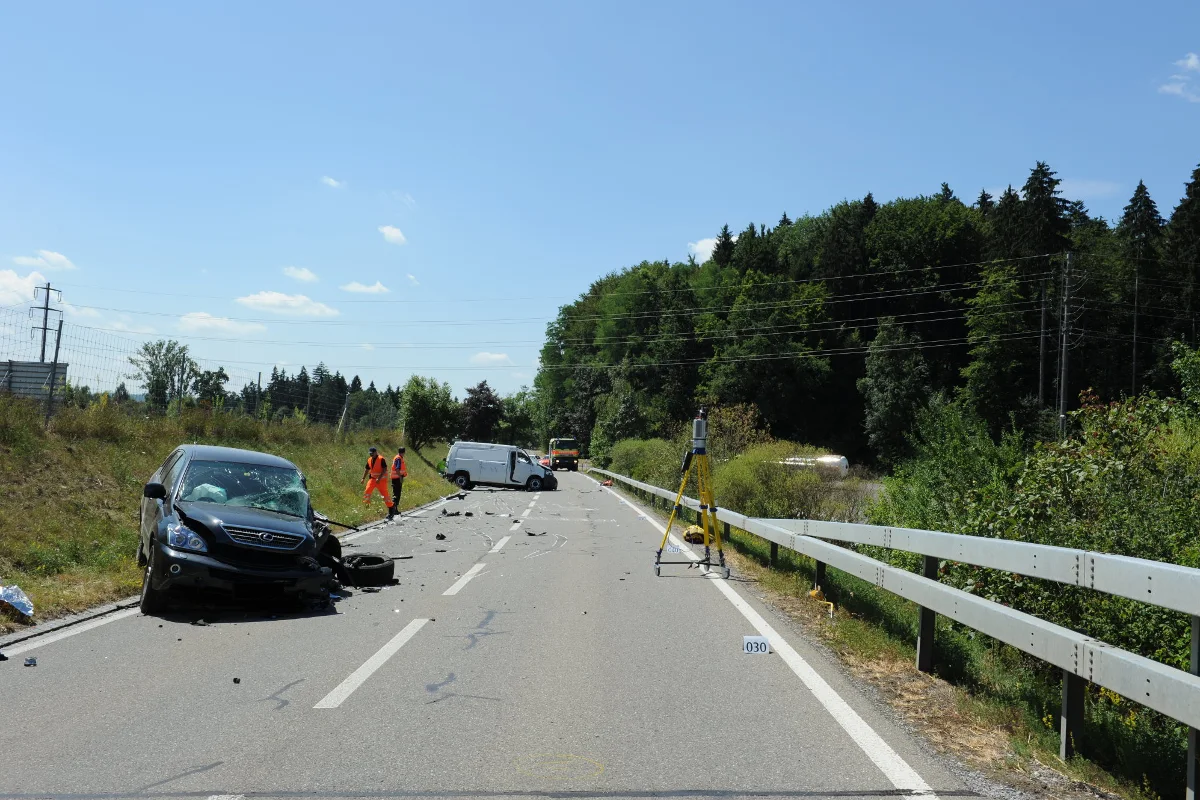 Kollision in Henggart fordert zwei Verletzte