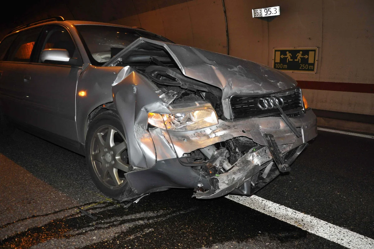 Biberist SO - Auto kracht im Birchitunnel in Pannenfahrzeug