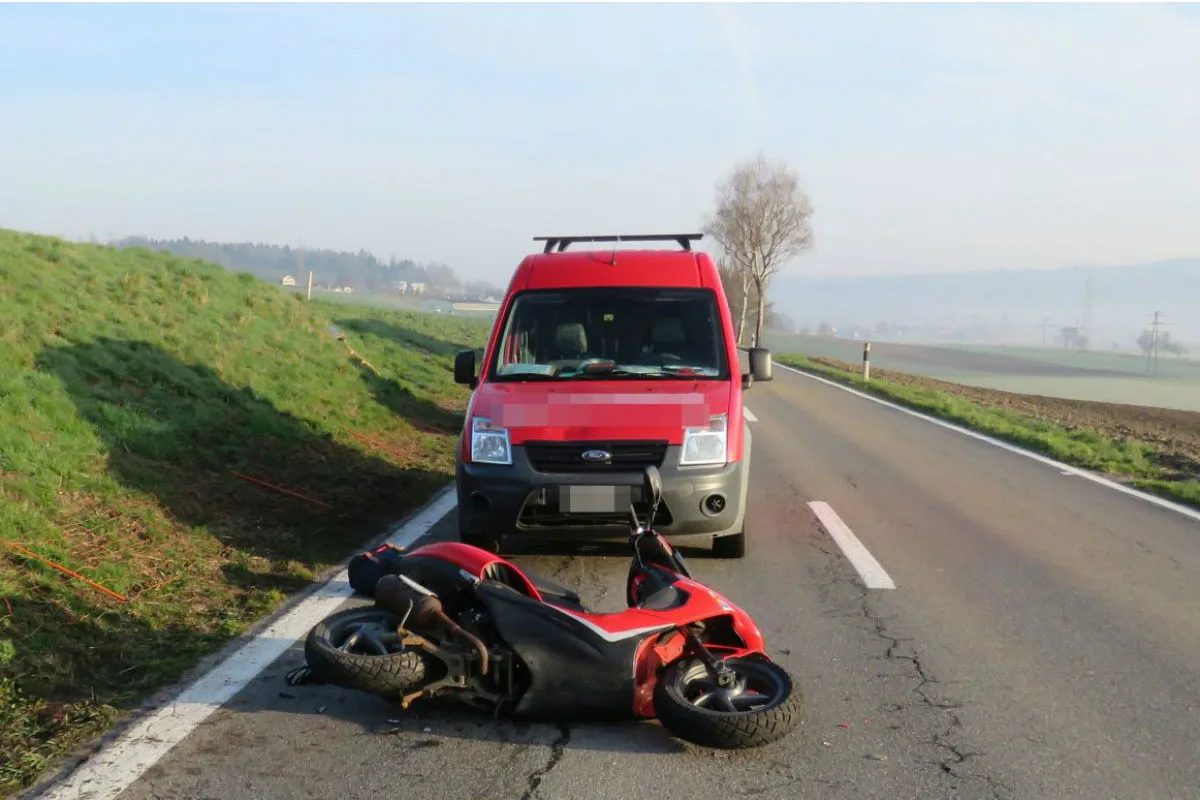 Aristau-Althäusern AG - Rollerfahrer nach Auffahrkollision ins Spital geflogen