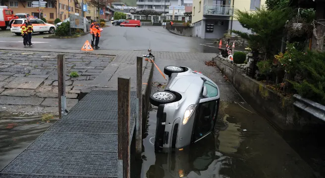 Hergiswil: Führerloses Auto rollt in den See