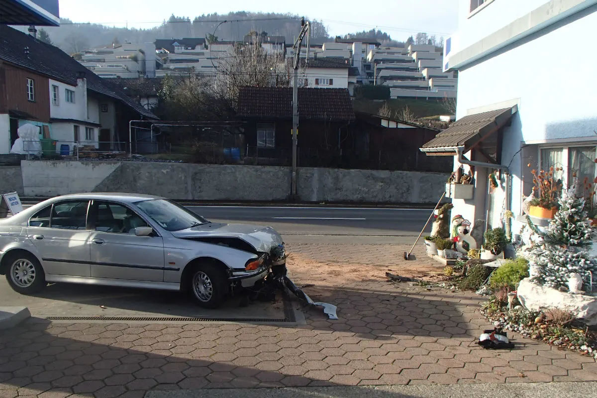 Birrwil AG: Mit BMW gegen Hauswand geprallt