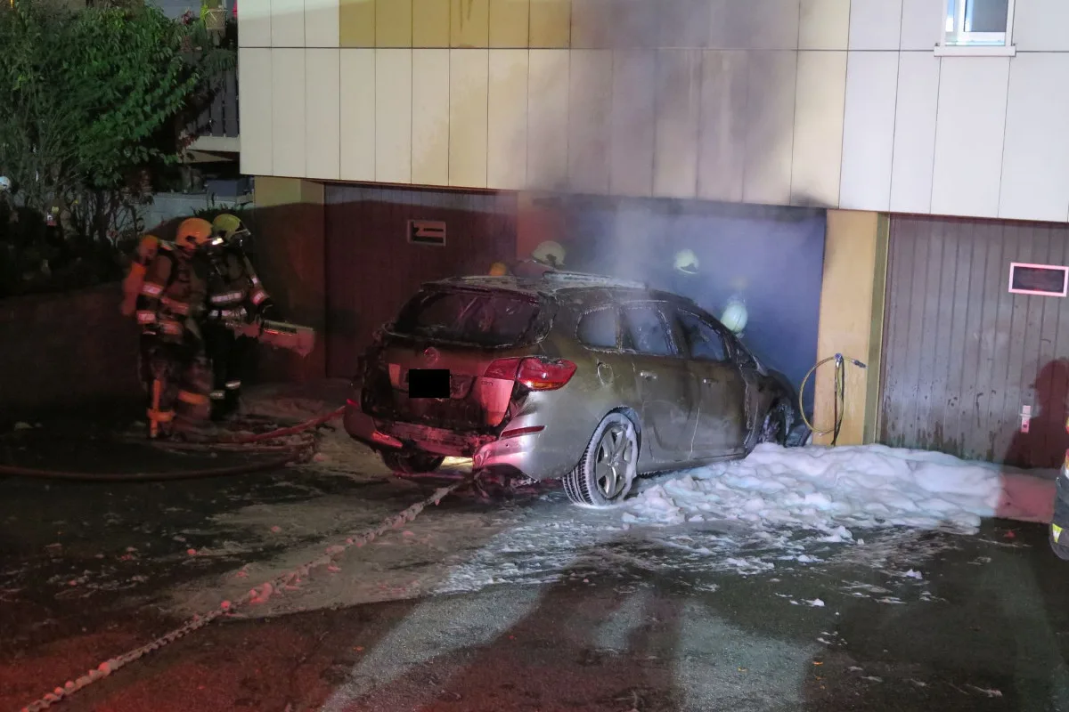 Ormalingen BL - Autobrand in Einzelgarage erfordert Feuerwehreinsatz