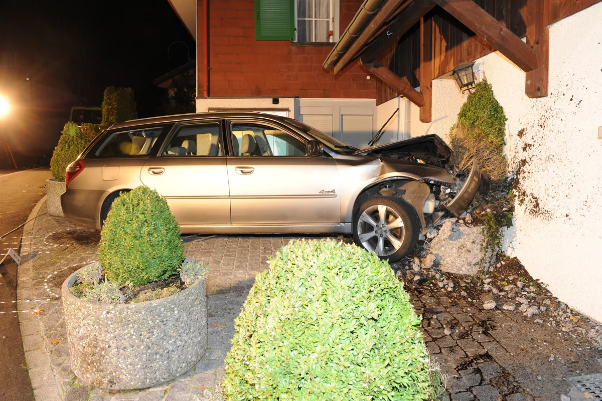 Auto kracht in Wernetshausen gegen Hauswand