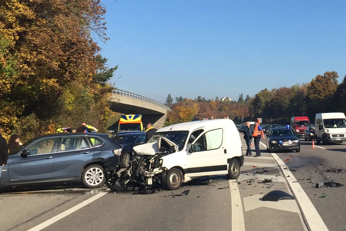 Bern / A1: Vier Verletzte bei Auffahrunfall