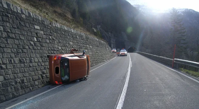 Eine verletzte Person bei Selbstunfall in Wassen 