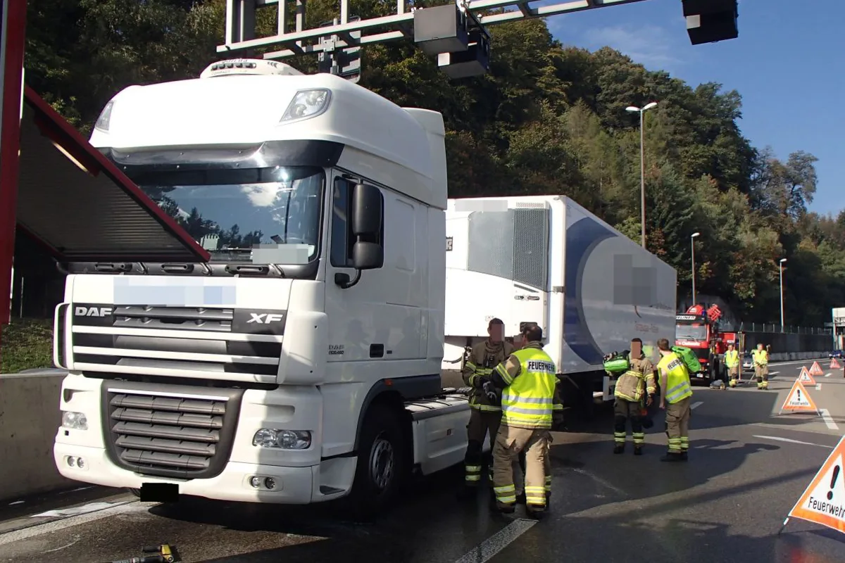 Lastwagen kurz nach der Ausfahrt Neuenhof in Brand geraten