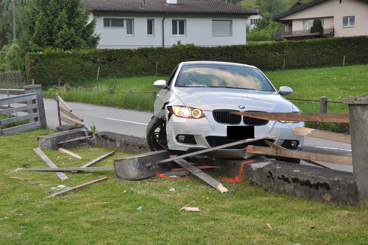 Eschen: BMW unsanft "parkiert" - Totalschaden