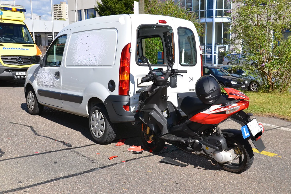 Pratteln BL - Roller-Lernfahrer fährt Lieferwagen hinten rein