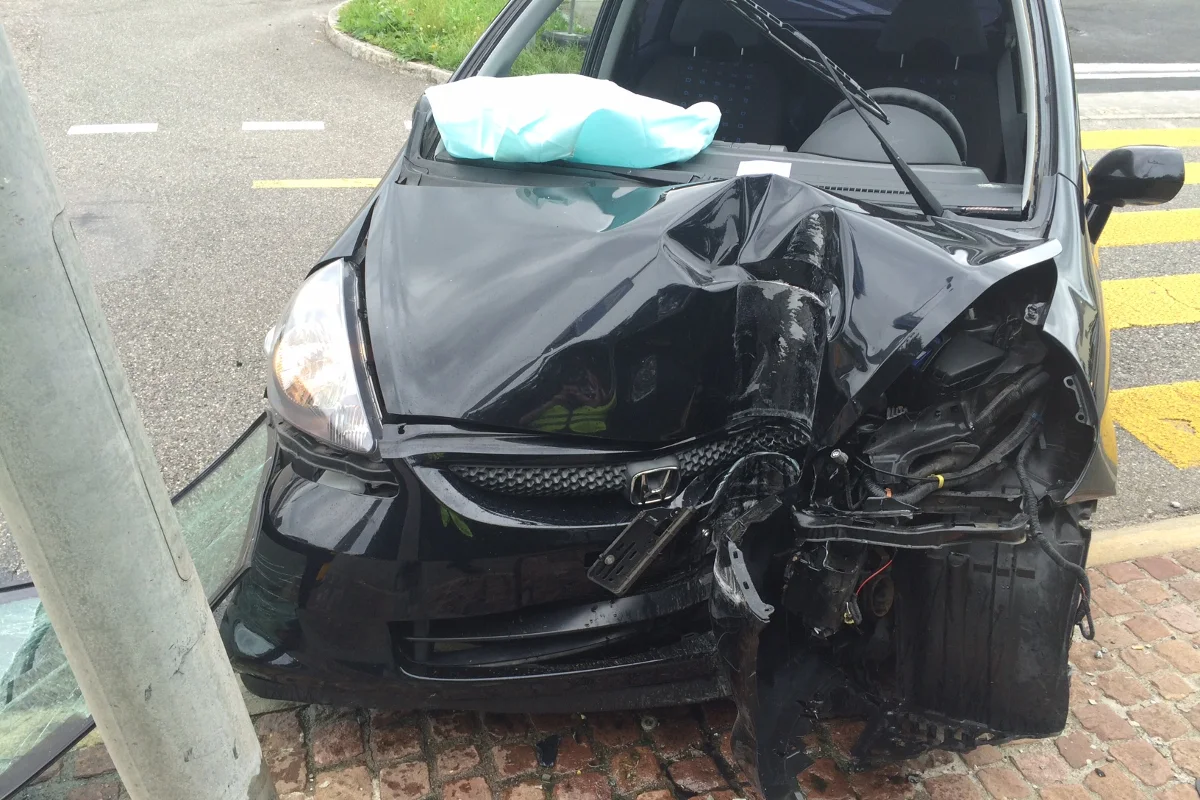 Lenzburg AG: Eingenickt und gegen Strassenlampe geprallt