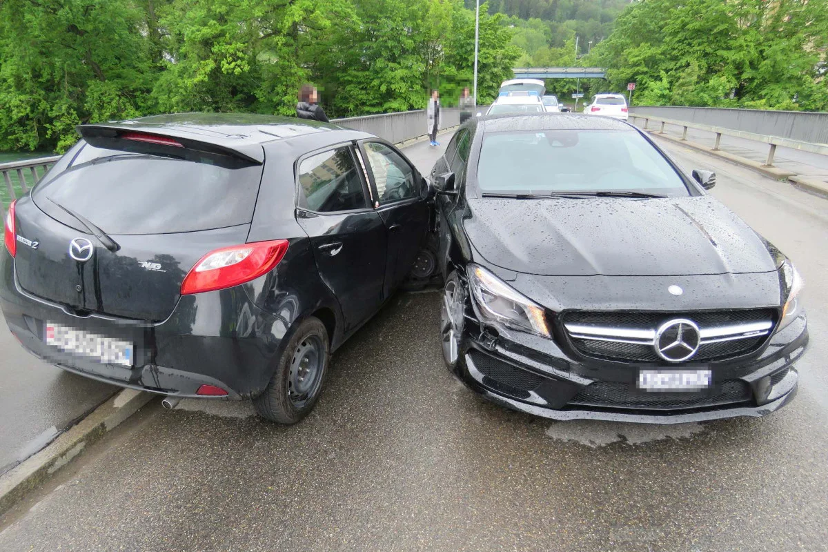 Am Radio herumhantiert! Kollision auf der Limmatbrücke in Untersiggenthal