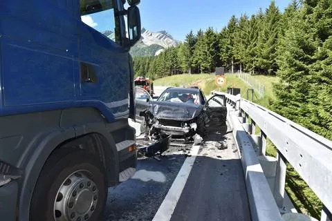 Pian San Giacomo GR - Mehrfachkollision bei Überholmanöver