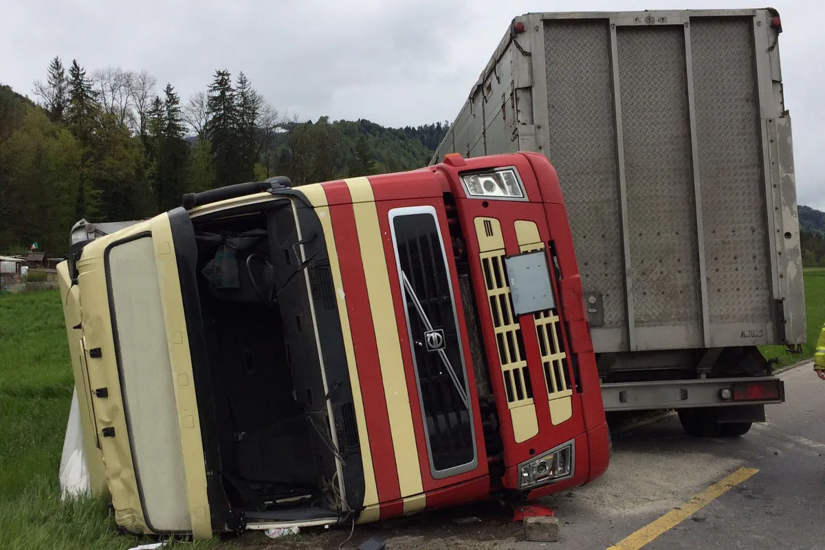 Selbstunfall von Anhängerzug im Luzerner Ortsteil Littau