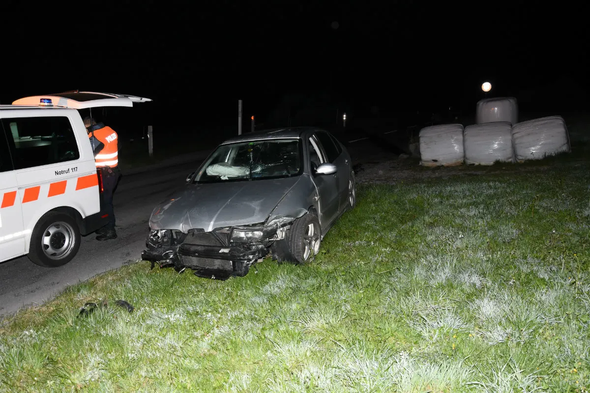 Hemberg SG - Autofahrer (22) schläft alkoholisiert am Steuer ein und verursacht Selbstunfall